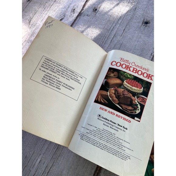 Betty Crocker cookbook Golden Press New and Revised recipes cookbook‎ recipes - Picture 2 of 5